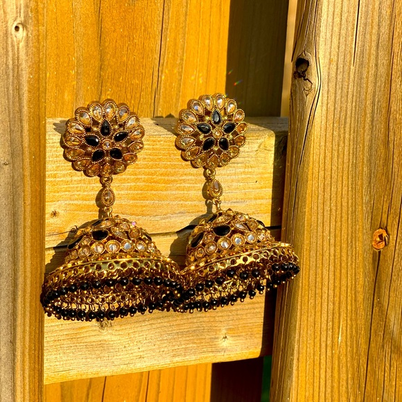 Brand New Black and Gold jhumka Earrings Very light weight - Picture 5 of 6
